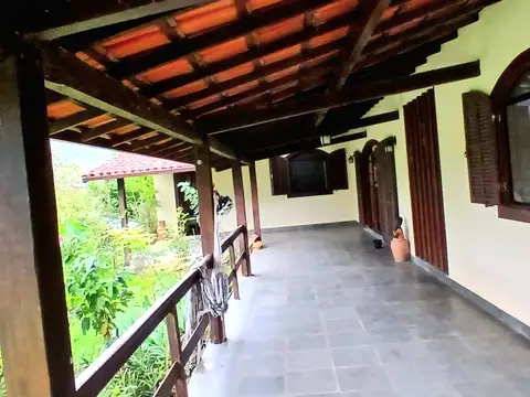 Sitio com piscina, churrasqueira